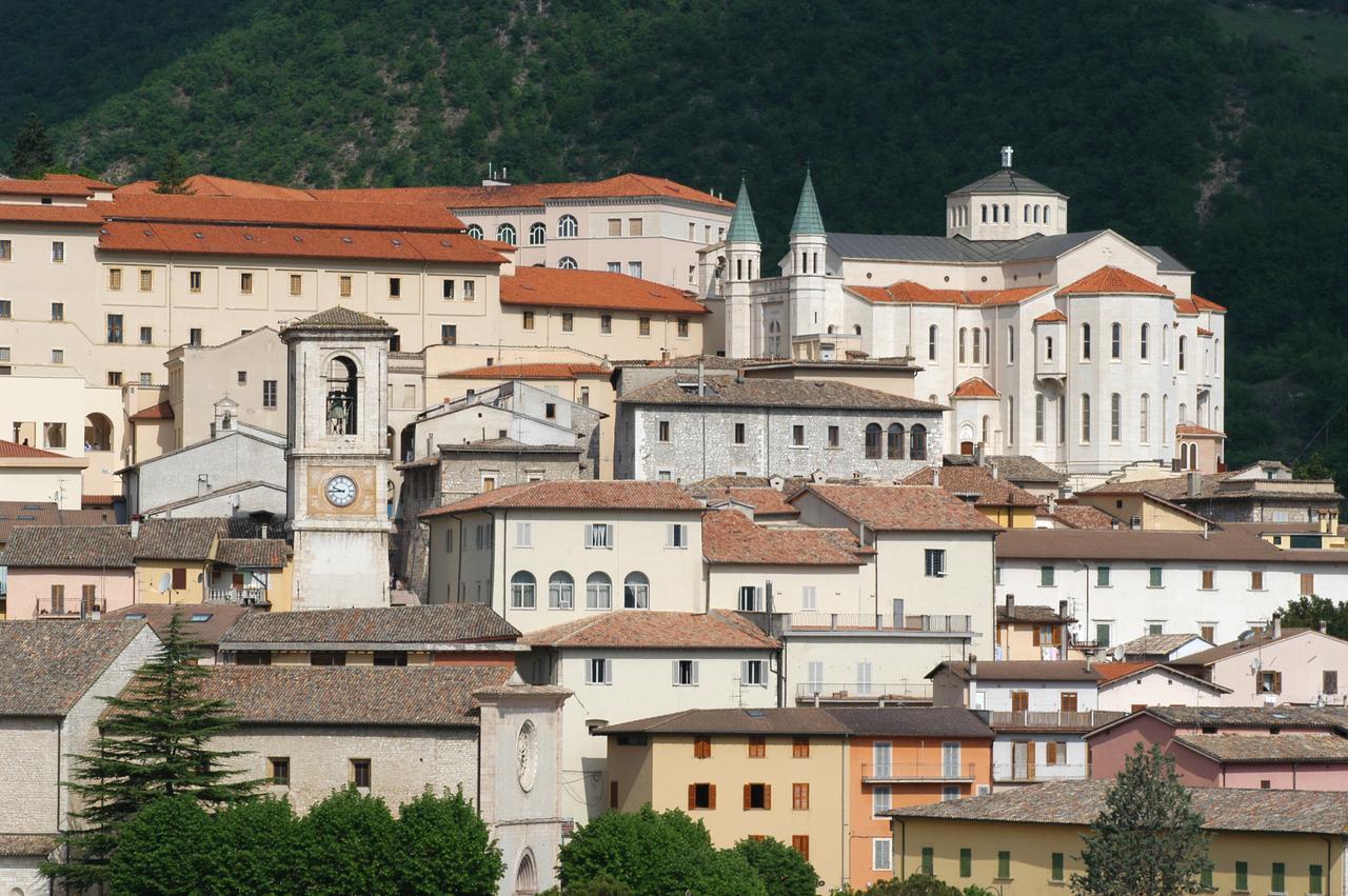 B&B Palazzo Sassatelli Cascia Exterior photo